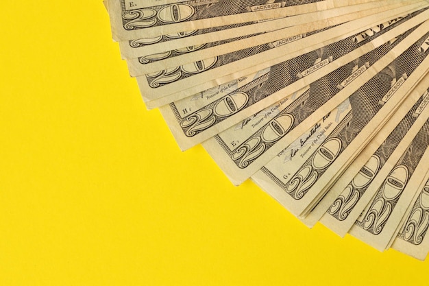 Grote hoeveelheid oude twintig-dollarbiljetten op gele achtergrond Geldinkomsten betaaldag of belasting betalende periode