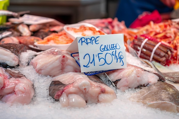 Foto grote hoeveelheid verse zeevruchten op de vismarkt in barcelona, spanje?