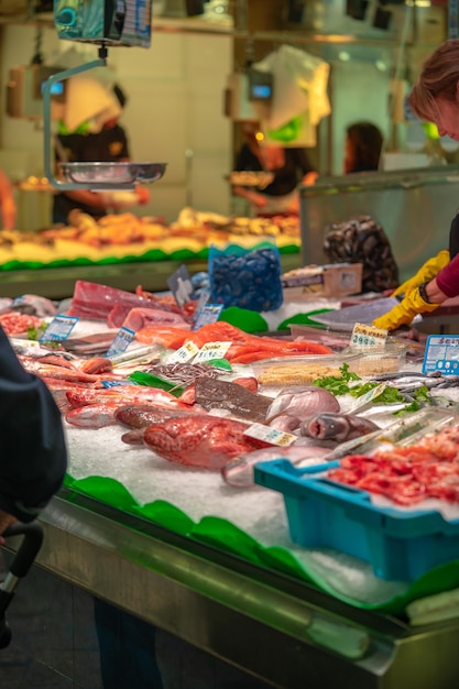 Foto grote hoeveelheid verse zeevruchten op de vismarkt in barcelona, spanje?