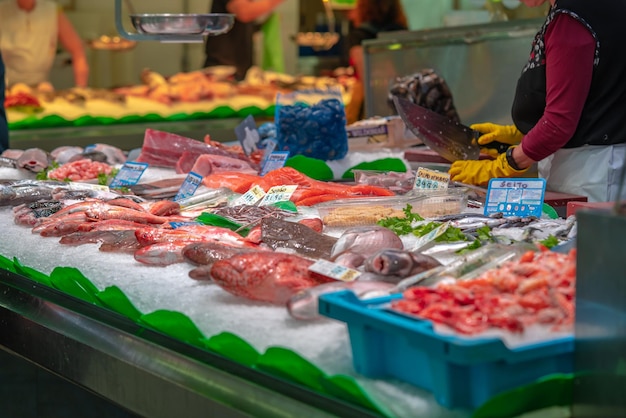 Foto grote hoeveelheid verse zeevruchten op de vismarkt in barcelona, spanje?