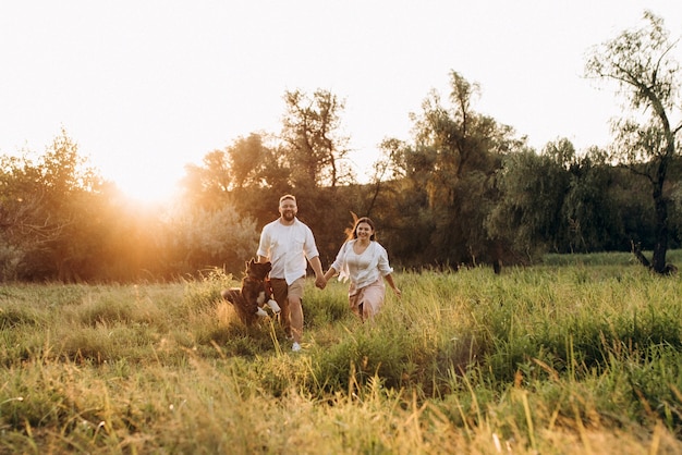 Grote hond voor een wandeling met een jongen en een meisje op de groene prairie