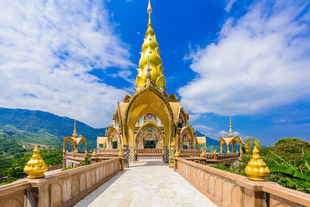 Foto grote hoofdpagode in wat phra die pha son kaew-tempel in phetchabun thailand