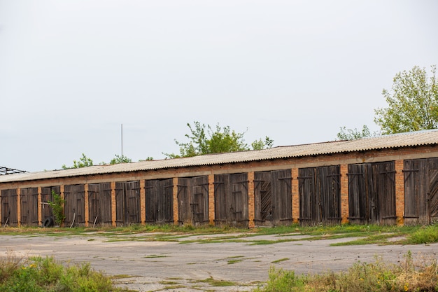 Grote houten poort en gedroogd hout