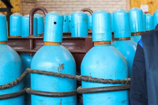 Grote ijzeren metalen blauwe gasflessen met zuurstoflucht helium onder overmatige interne druk