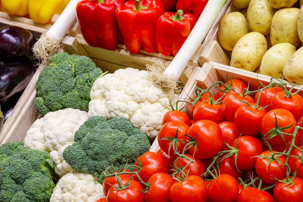 Grote keuze aan verse groenten en fruit op de marktbalie
