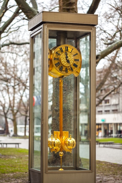 Grote klok op straat, Dresden, Saksen, Duitsland.