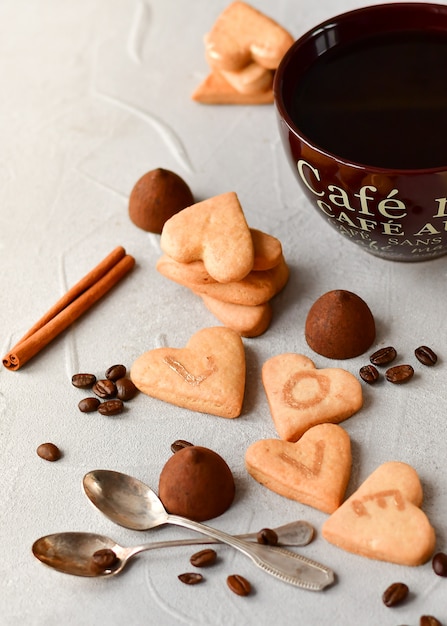 grote kop koffie en koekjes in de vorm van harten. romantisch ontbijt, romantische Valentijnsdag