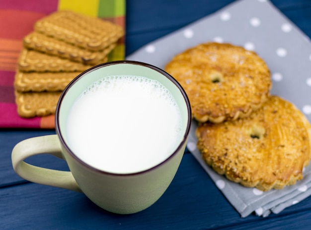 Grote kop met melk en koekjes op de achtergrond