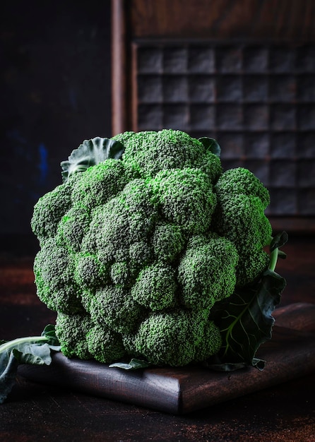 Grote kop verse groene broccoli op donkere rustieke achtergrond selectieve focus minimalisme