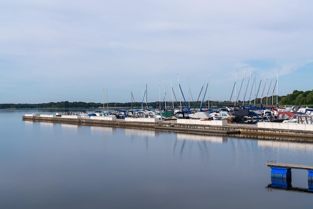 Grote Lake Sentenberg Stadshaven Blauwe lucht Kalm water Veel boten en jachten op de pier Een prachtige plek om te relaxen in de natuur aan het water Duitsland xA Zonder mensen