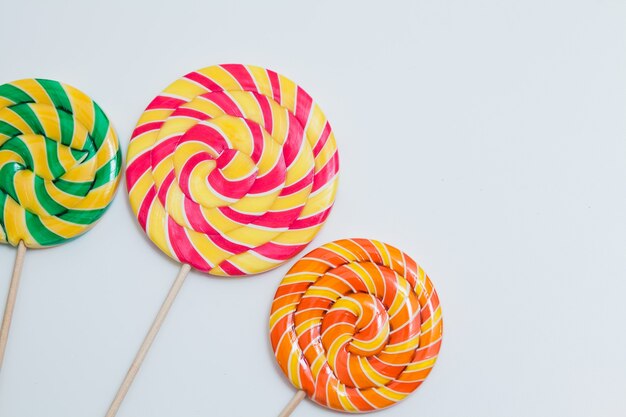 Grote lekkere lollies op stokjes.