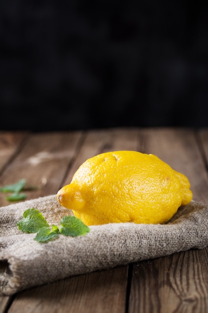 Foto grote lelijke citroen op een houten tafel