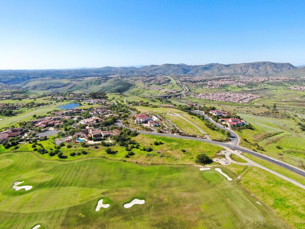 Grote luxe villa met zwembad naast golfbaan en groene vallei in een privégemeenschap san diego