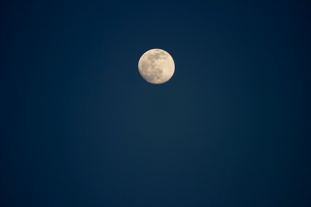 Grote maan aan de blauwe lucht