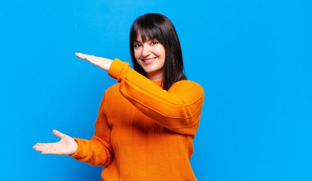 Grote maat mooie vrouw die lacht, zich gelukkig, positief en tevreden voelt