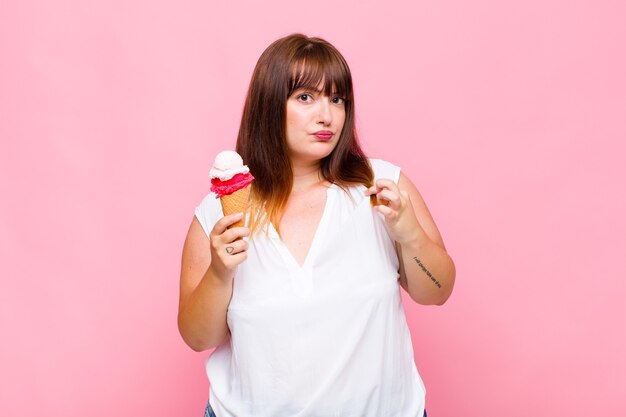 Grote maten vrouw die arrogant, succesvol, positief en trots kijkt, wijzend naar zichzelf