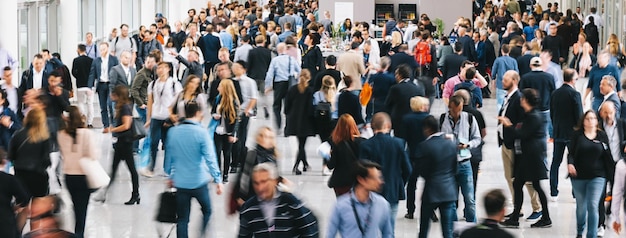 grote menigte mensen in een winkelcentrum