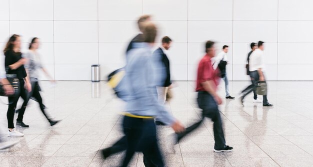 Grote menigte vage mensen in een moderne zaal