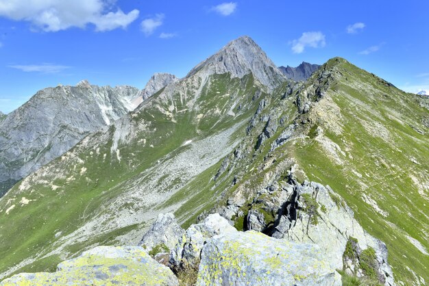 Grote mening over rotsachtige piekenberg onder blauwe hemel