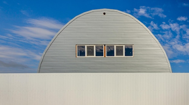 Grote metalen magazijnhangar.