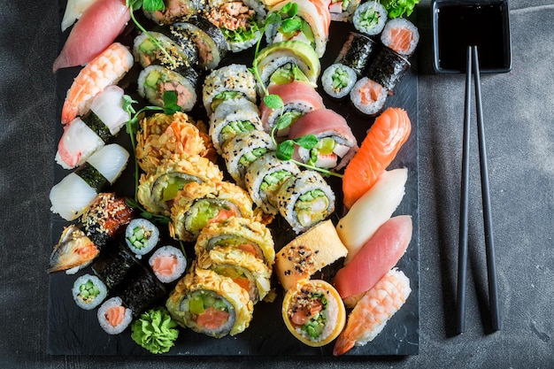 Grote mix van sushi gemaakt van verse groenten en zeevruchten