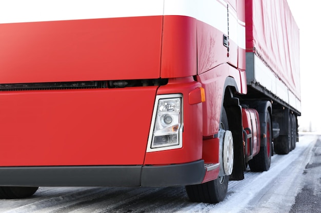 Grote moderne vrachtwagen op weg close-up