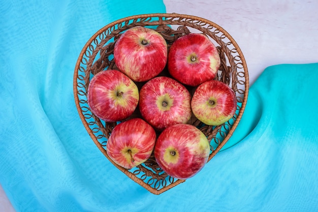 Grote mooie rode heerlijke appels in een rieten plaat