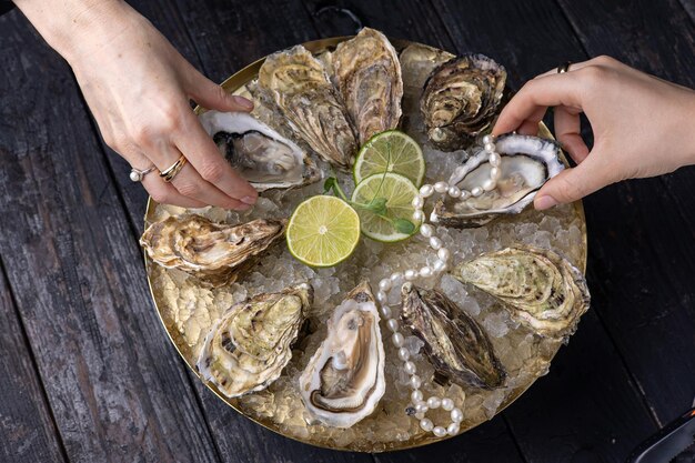 grote mooie verse oesters op een donkere tafel Close-up