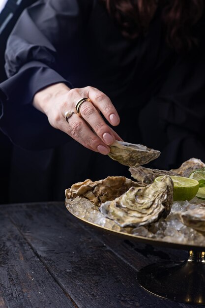 grote mooie verse oesters op een donkere tafel Close-up