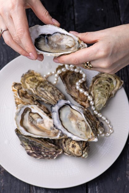 grote mooie verse oesters op een donkere tafel Close-up