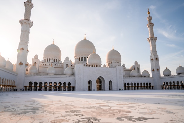 Grote Moskee in Abu Dhabi in de avond tijdens zonsondergang. Panorama van de buitenkant van Sheikh Zayed Mosquein VAE.