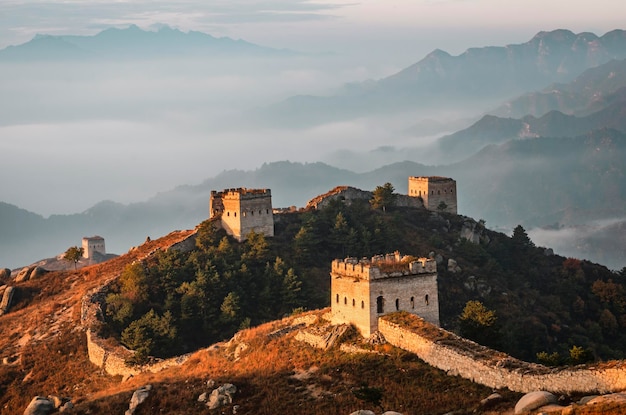 Grote Muur van China op de berg bij zonsondergang
