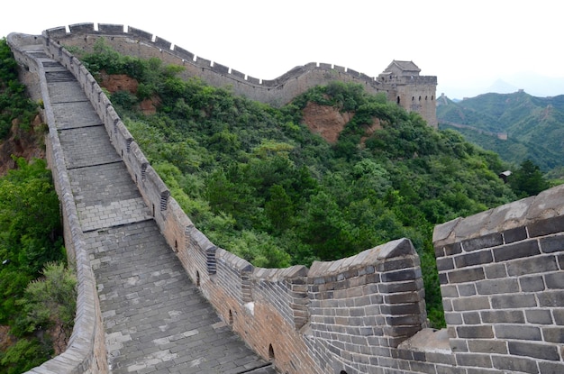 Grote Muur van China tegenover bergen