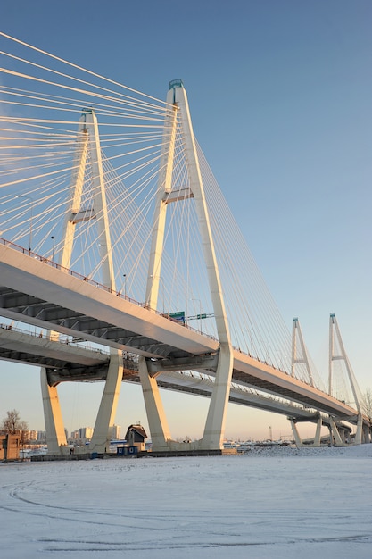 Grote Obukhovsky-brug (tuibrug) over de Neva-rivier, Sint-Petersburg, Rusland