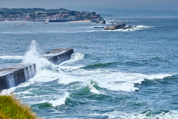 Grote oceaangolven die breken over de dijk van saint jean de luz in frankrijk