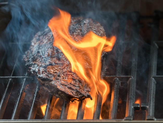 Grote ossenhaas geflambeerd op de barbecue