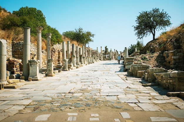 Grote oude historische straat met zuilen en ruïnes van Efeze in Turkije Concept van toeristische reis in Turkije Zomervakantie