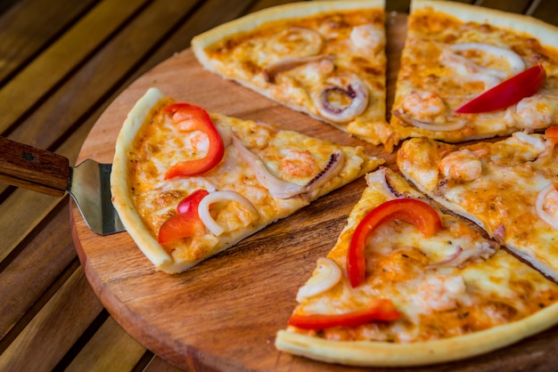 Grote pizza op een houten tafel. Restaurant.