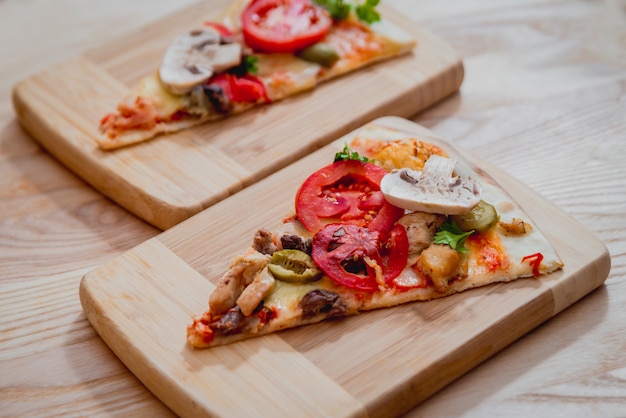 Grote pizza op een houten tafel. Restaurant.