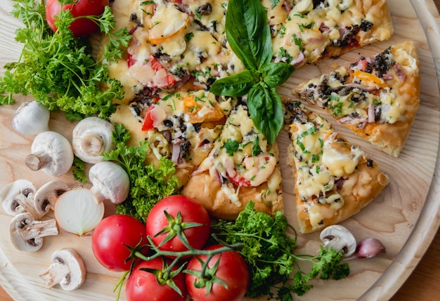 Grote pizza op een houten tafel. Restaurant.