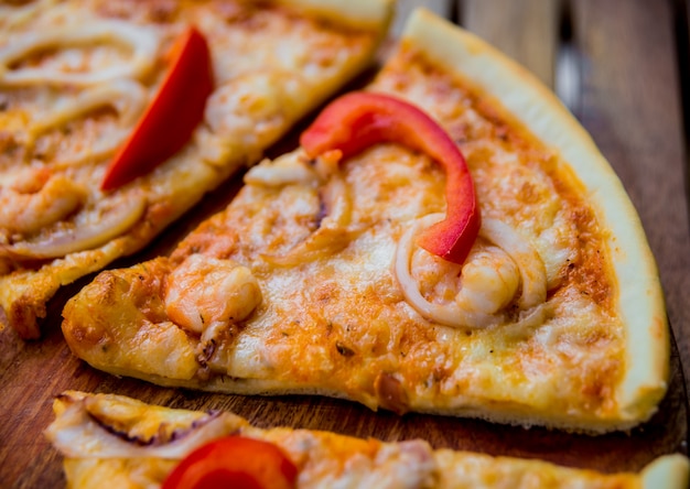 Grote pizza op een houten tafel. Restaurant.