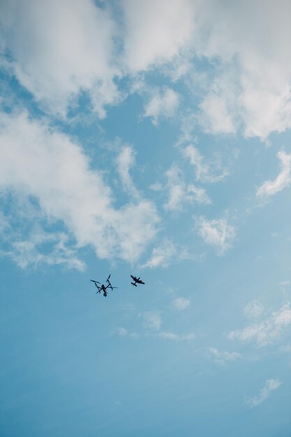 Grote quadcopter-drone op luchtvlucht en filmen