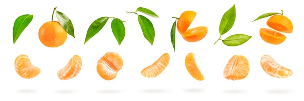 Grote reeks van tangerine delen, verschillende tangerine segmenten geïsoleerd op een witte achtergrond. Bladeren en stukjes mandarijn vallen en werpen een schaduw.