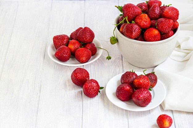 Grote rijpe aardbeien worden uit de tuin gehaald