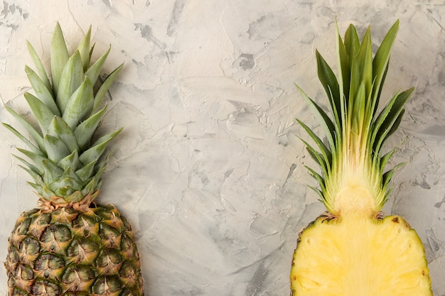 Grote rijpe fruitananas. Een halve ananas. zomer. bovenaanzicht.