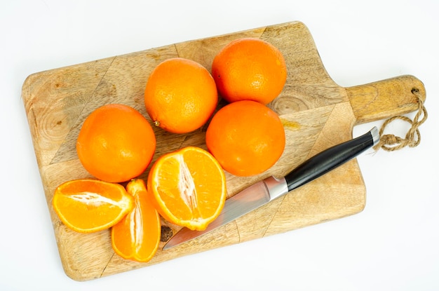 Grote rijpe zoete mandarijnen geïsoleerd op een witte achtergrond. Studiofoto