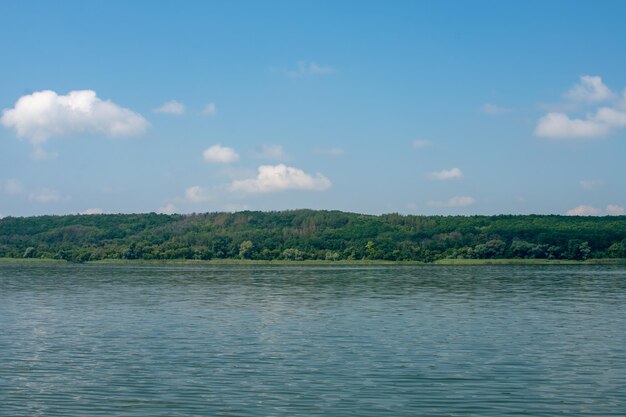 Grote rivier de Oskol in het oosten van Oekraïne Prachtig landschap van de rivier tegen de achtergrond van het bos en de blauwe lucht