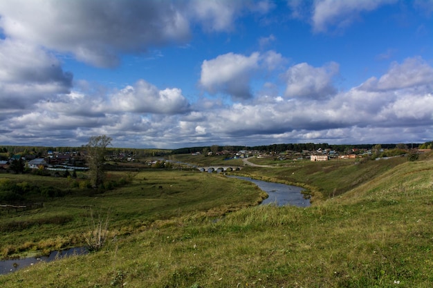 Grote rivier tussen twee oevers Landelijk landschap