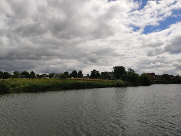 Grote rivierbedding met gras en bomen in de zomer