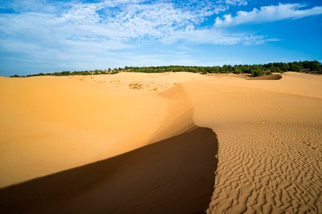 Grote rode duin op de achtergrond van blauwe lucht. Phan Thiet, Vietnam